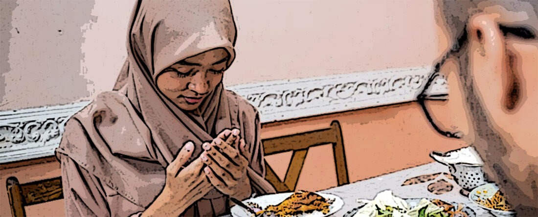 muslim-family-pray-thanking-god-food-while-breaking-fast